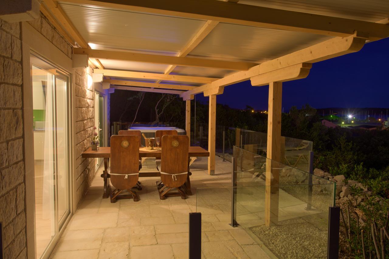 Luxury Holiday Home with Jacuzzi and Terrace